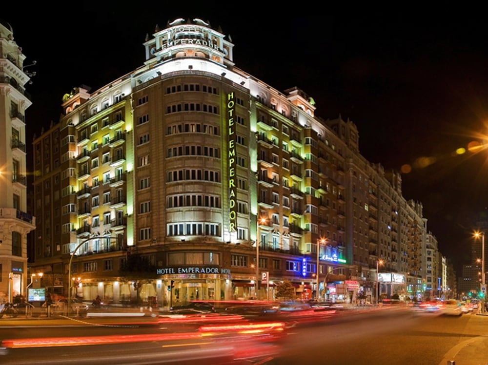 숙박 시설 정면 - 저녁/밤