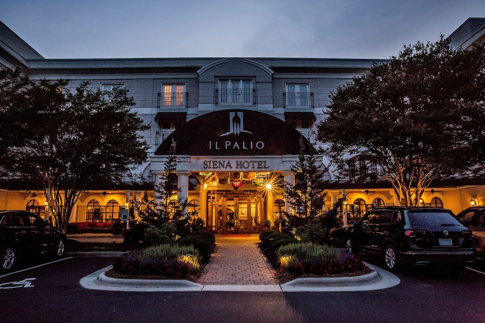 숙박 시설 정면 - 저녁/밤