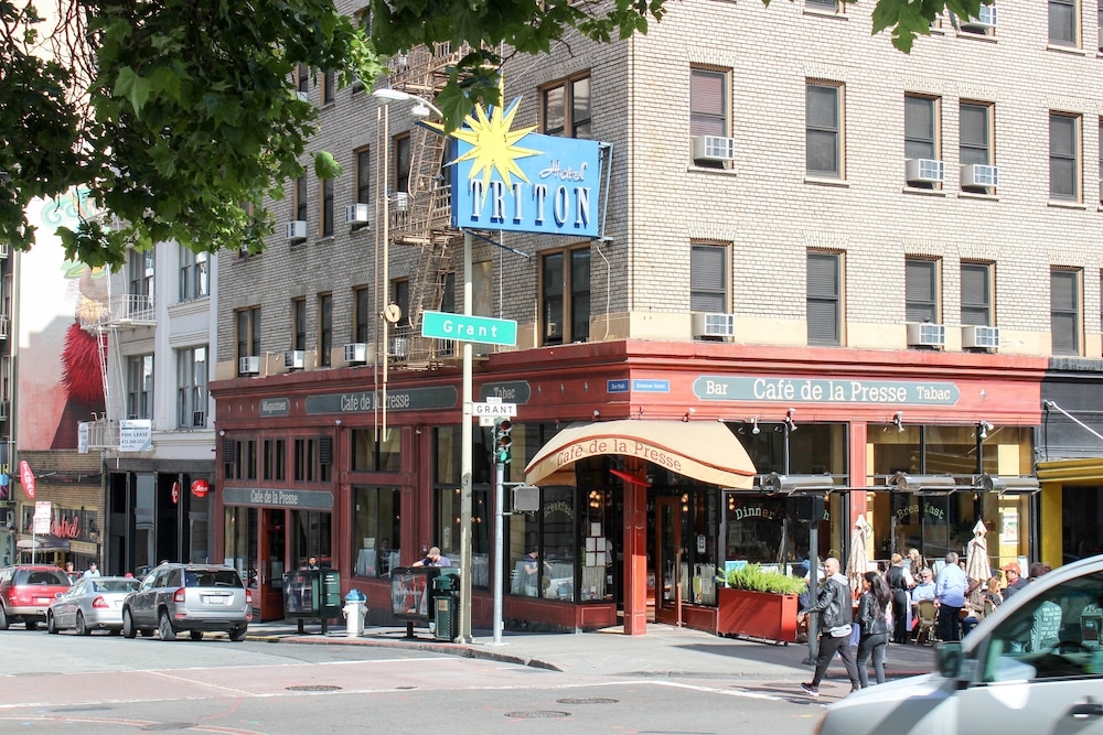 숙박 시설 정면 - 저녁/밤