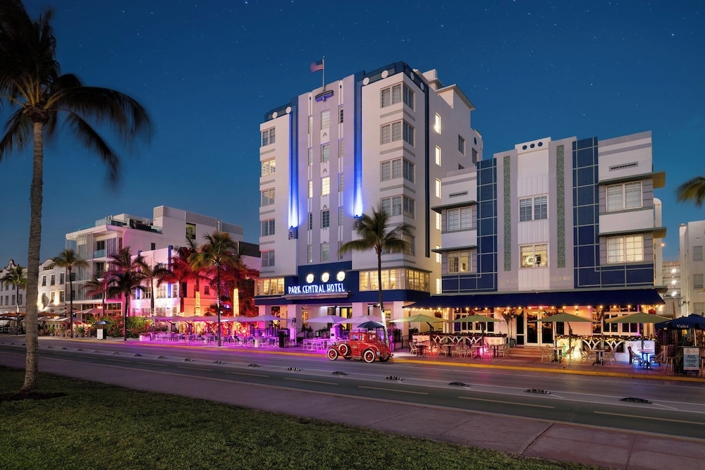 숙박 시설 정면 - 저녁/밤