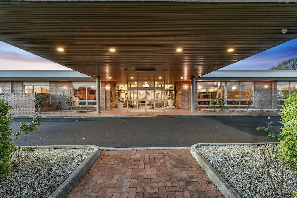 숙박 시설 정면 - 저녁/밤