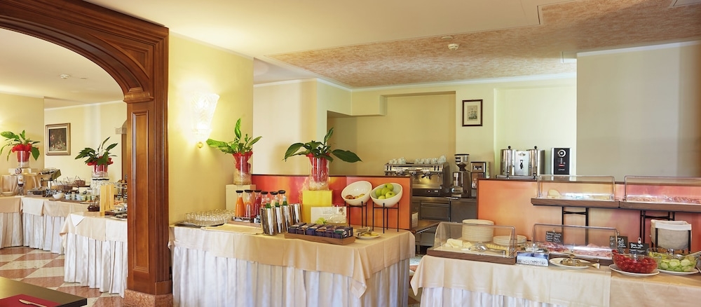 뷔페 아침 식사