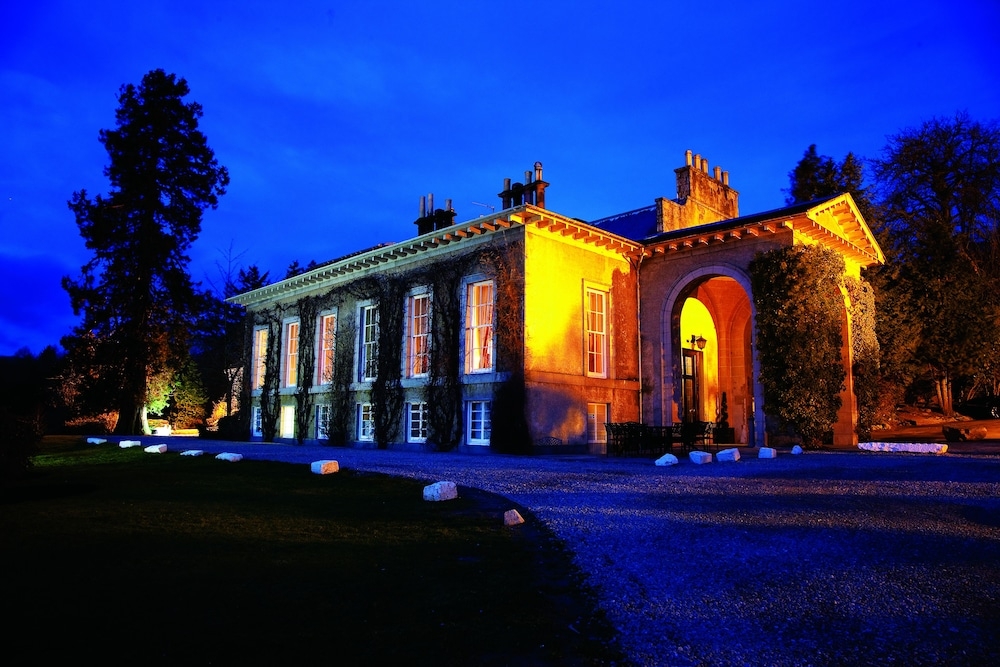 숙박 시설 정면 - 저녁/밤