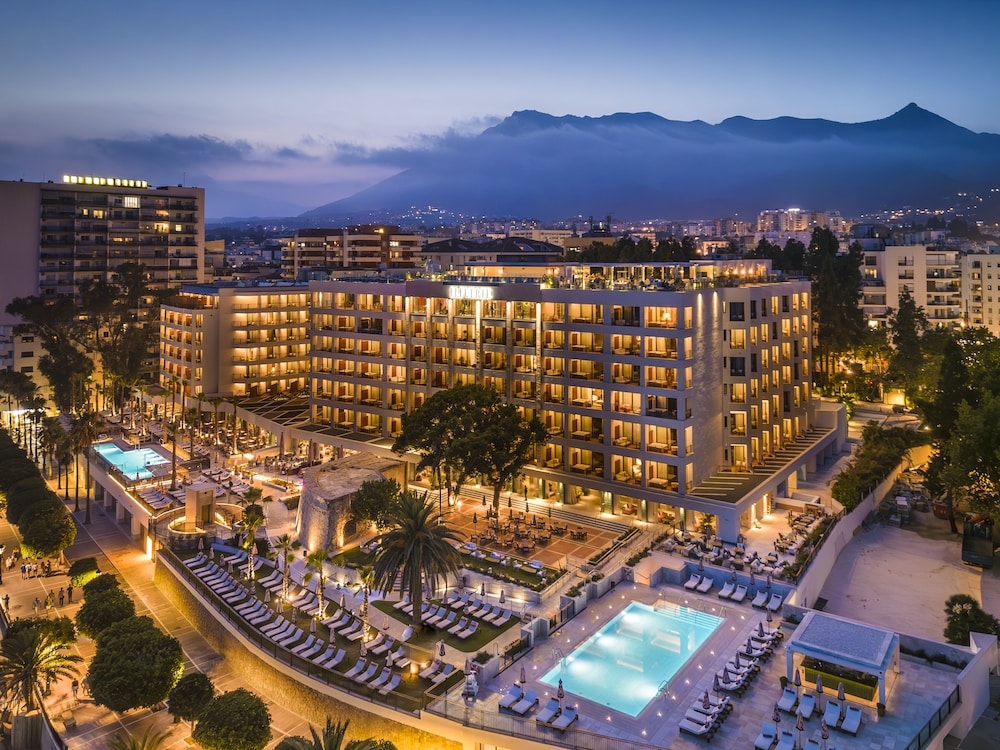 숙박 시설 정면 - 저녁/밤