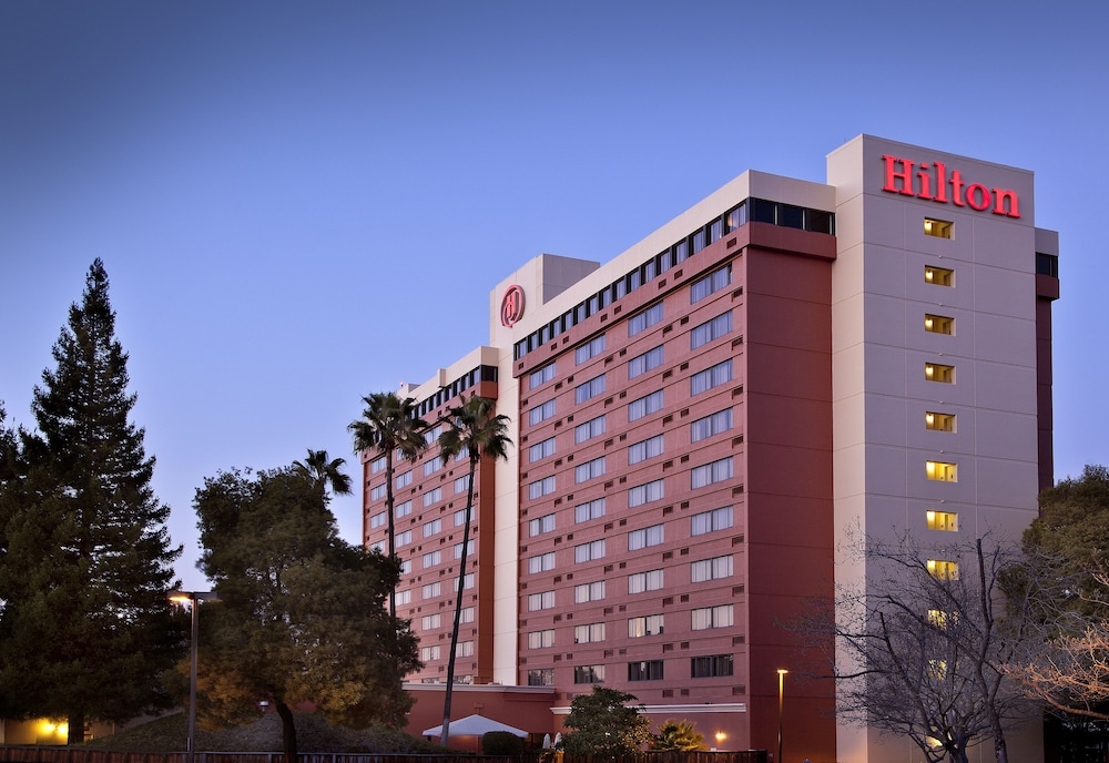 숙박 시설 정면 - 저녁/밤