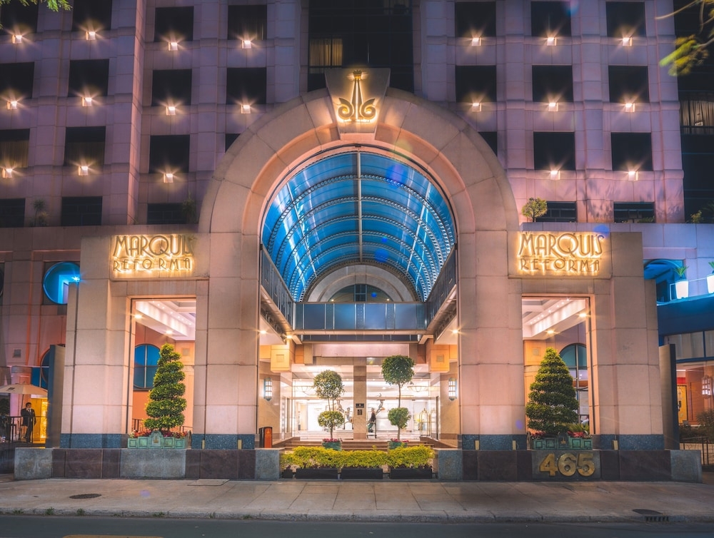 숙박 시설 정면 - 저녁/밤