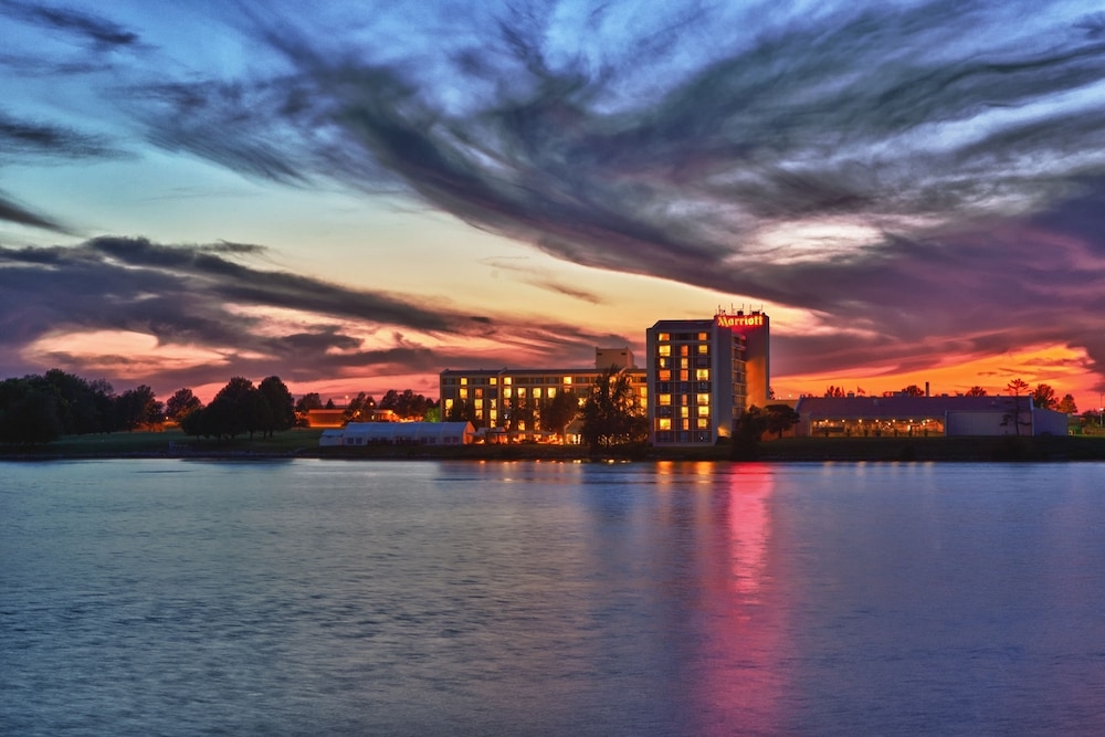 숙박 시설 정면 - 저녁/밤