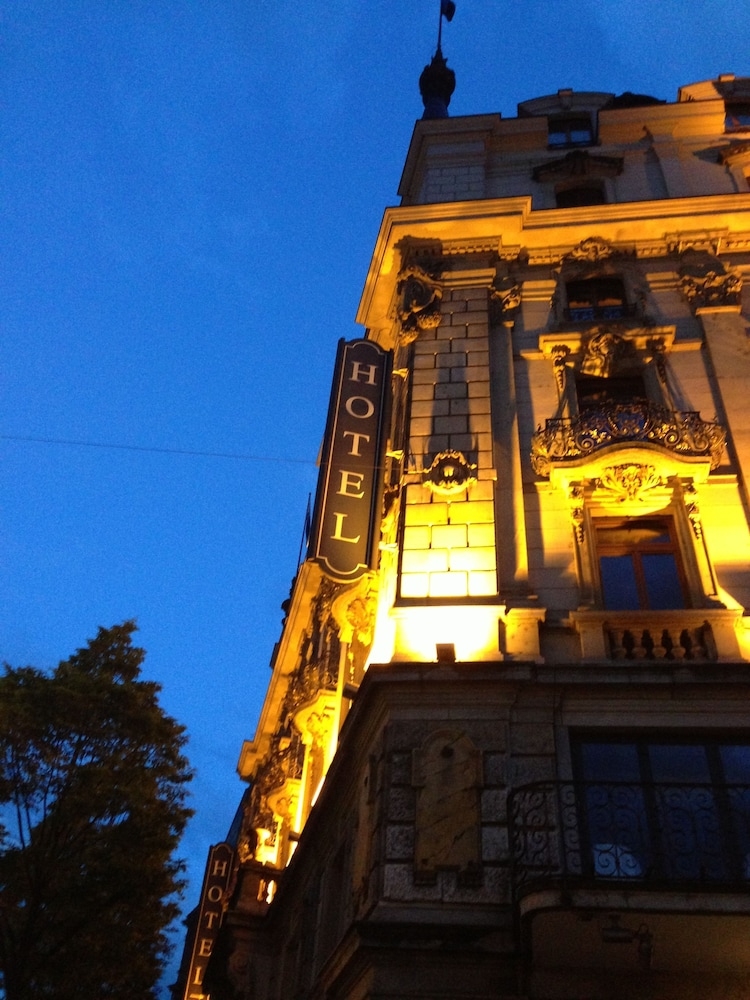 숙박 시설 정면 - 저녁/밤