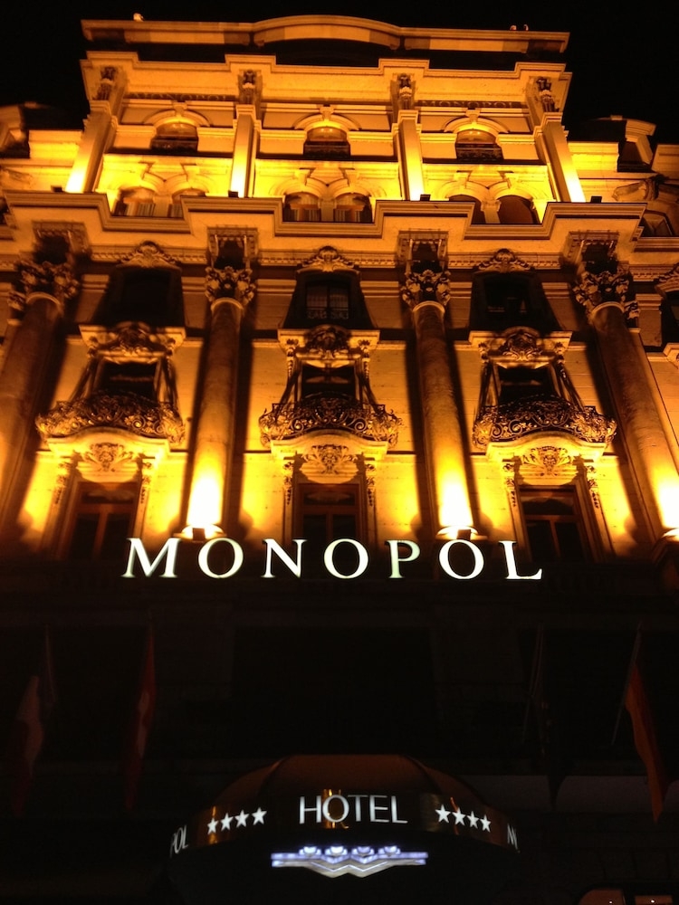 숙박 시설 정면 - 저녁/밤