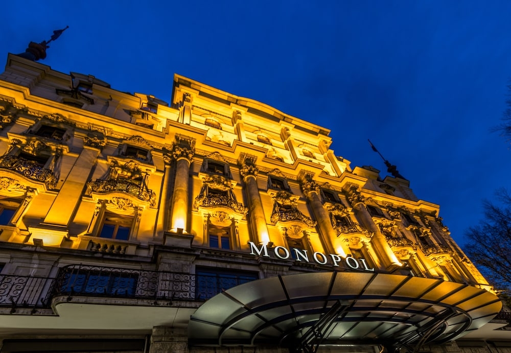 숙박 시설 정면 - 저녁/밤