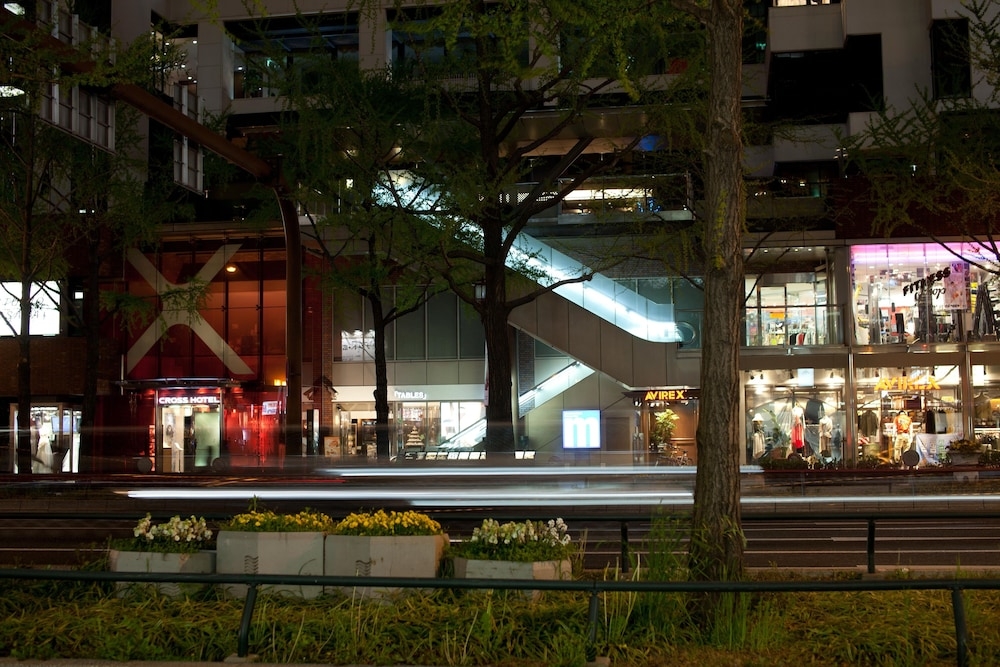 숙박 시설 정면 - 저녁/밤