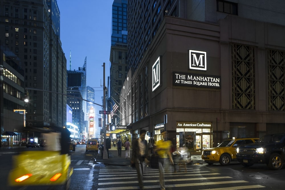 숙박 시설 정면 - 저녁/밤