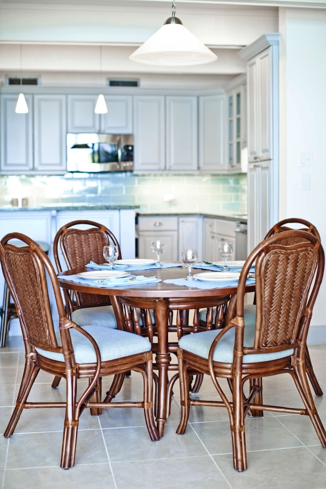 객실 내 식사 공간