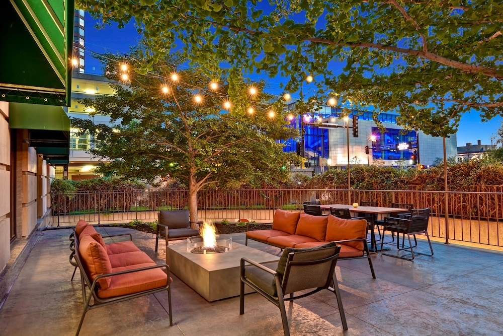 숙박 시설 정면 - 저녁/밤