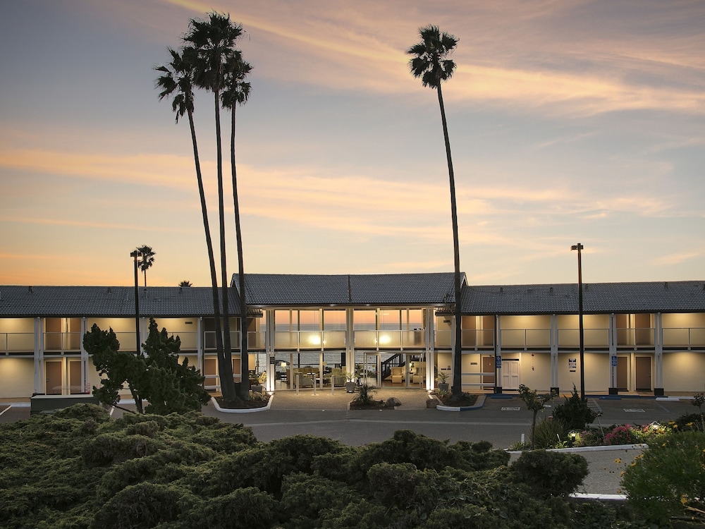 숙박 시설 정면 - 저녁/밤