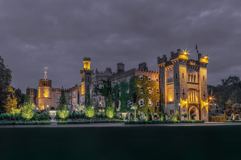 숙박 시설 정면 - 저녁/밤