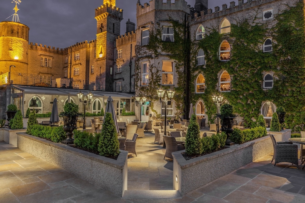 숙박 시설 정면 - 저녁/밤