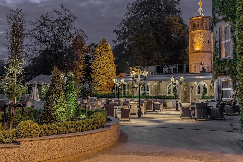 숙박 시설 정면 - 저녁/밤