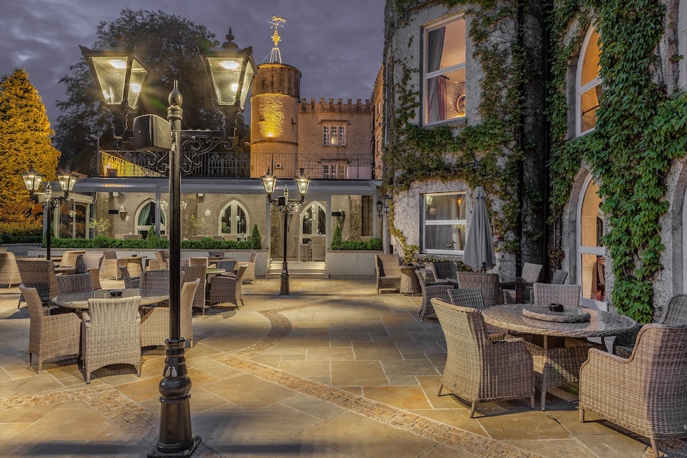 숙박 시설 정면 - 저녁/밤