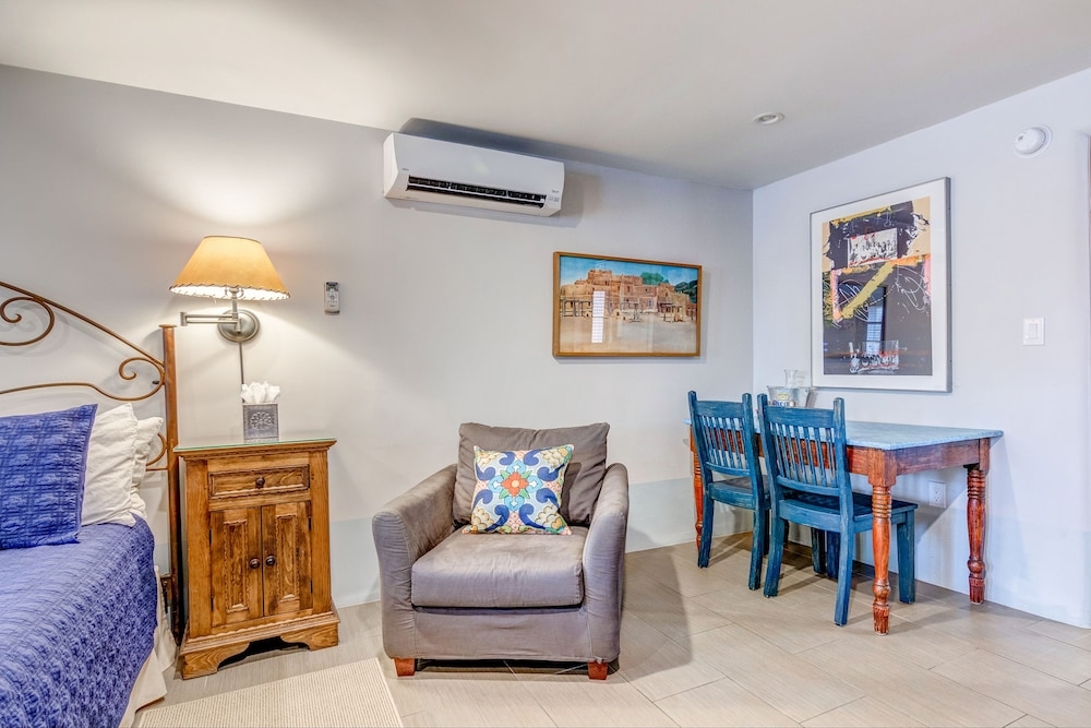 객실 내 식사 공간