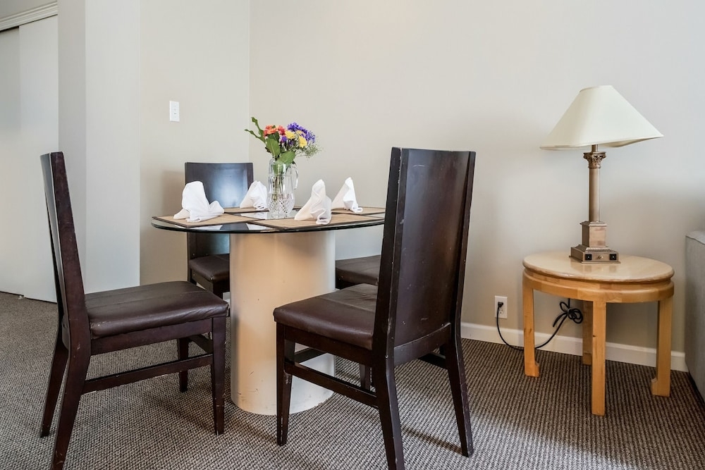 객실 내 식사 공간