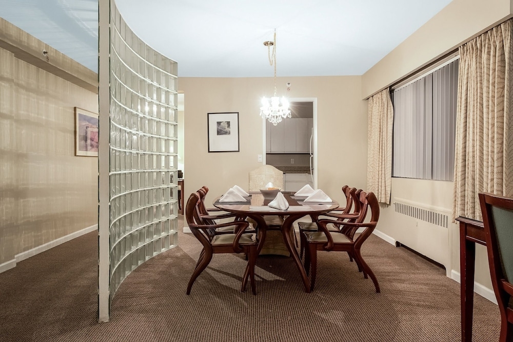 객실 내 식사 공간