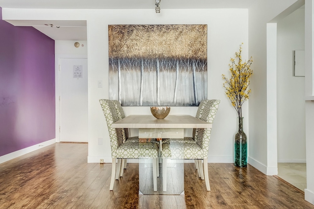 객실 내 식사 공간