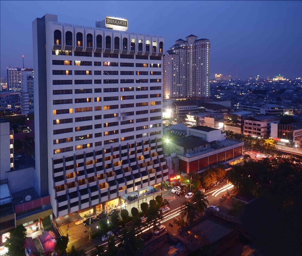 숙박 시설 정면 - 저녁/밤