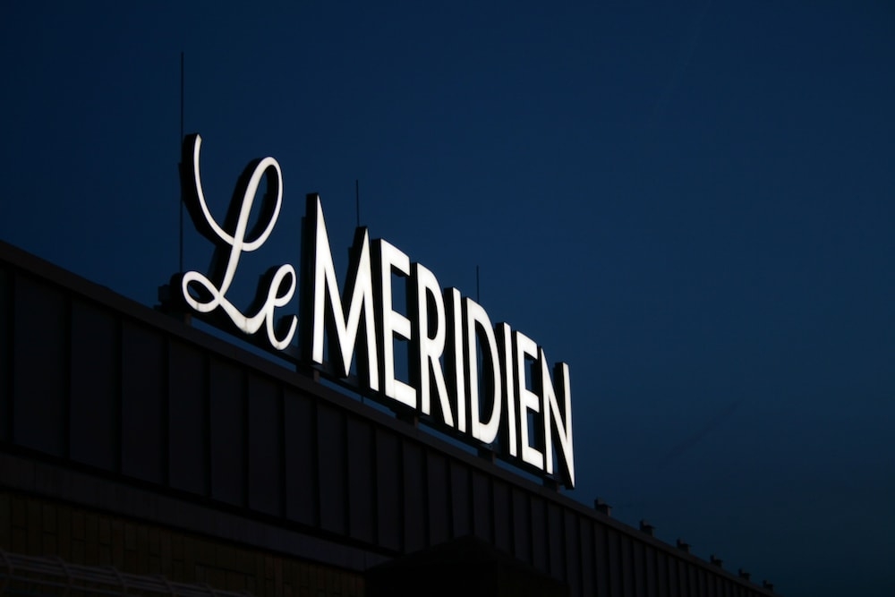 숙박 시설 정면 - 저녁/밤