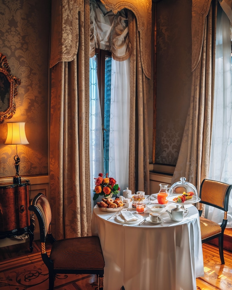 객실 내 식사 공간