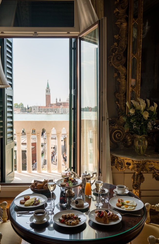객실 내 식사 공간