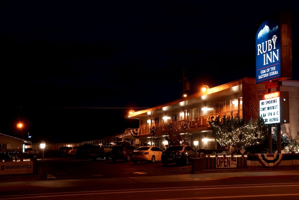 숙박 시설 정면 - 저녁/밤