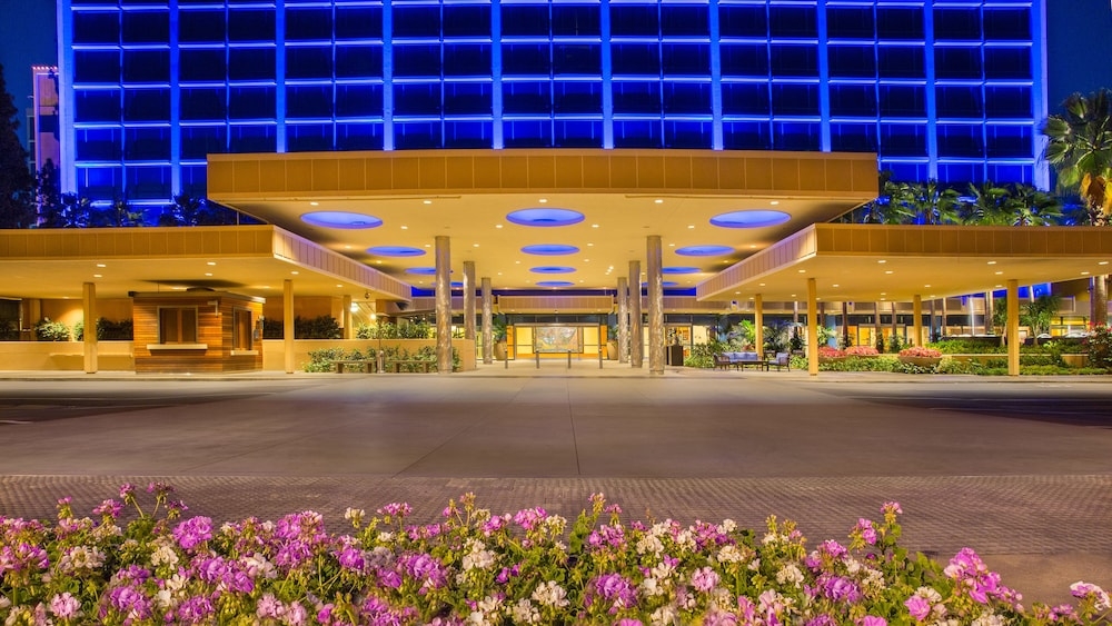 숙박 시설 정면 - 저녁/밤