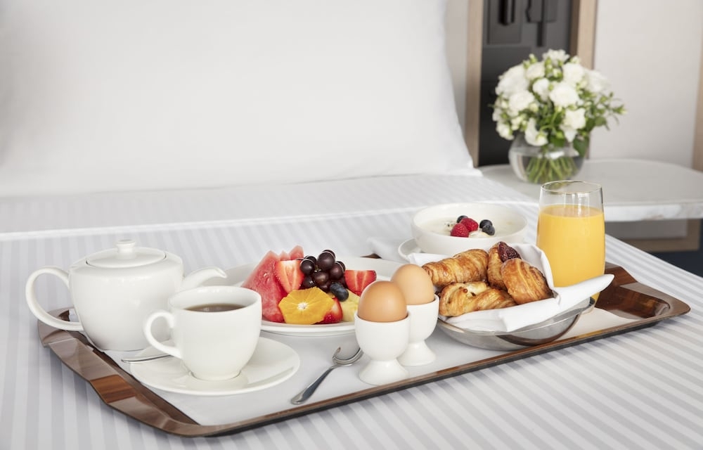 객실 내 식사 공간