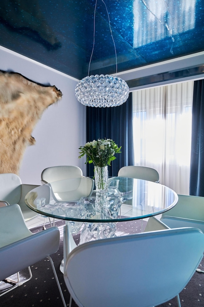 객실 내 식사 공간