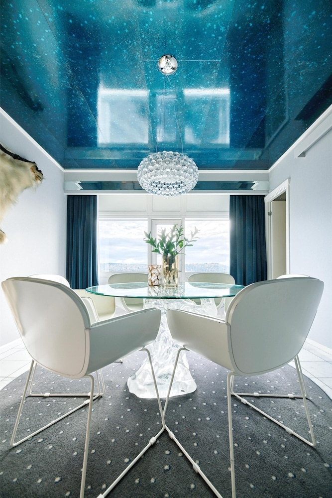 객실 내 식사 공간