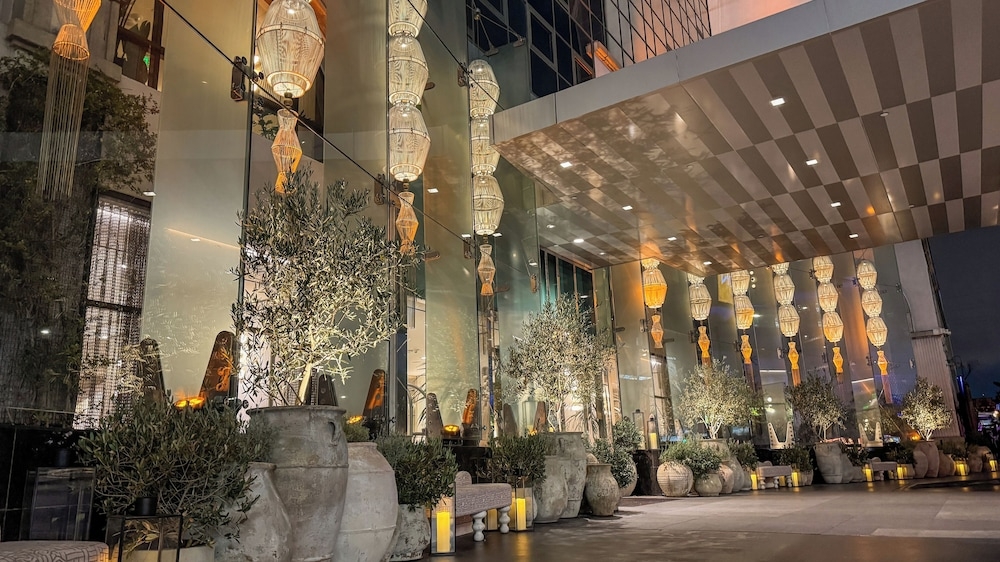 숙박 시설 정면 - 저녁/밤