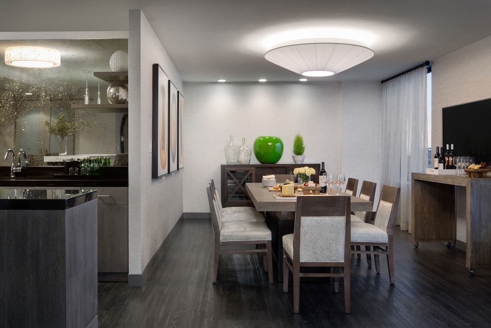 객실 내 식사 공간