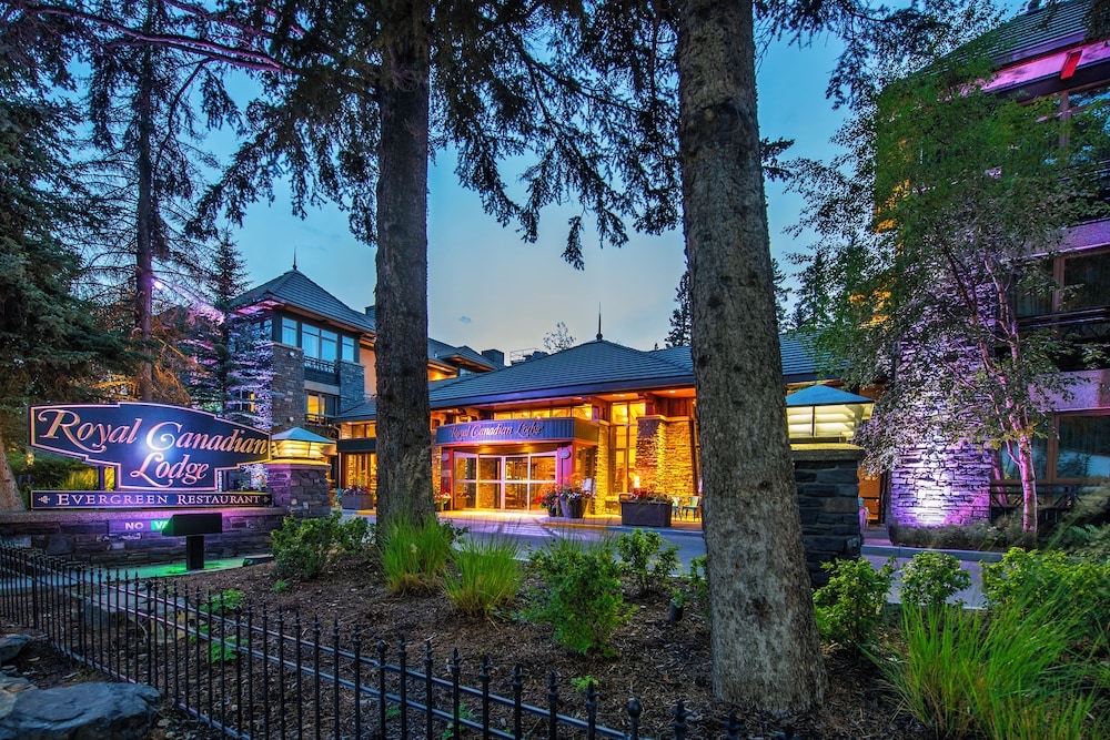 숙박 시설 정면 - 저녁/밤