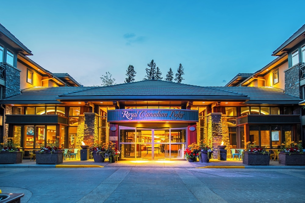 숙박 시설 정면 - 저녁/밤