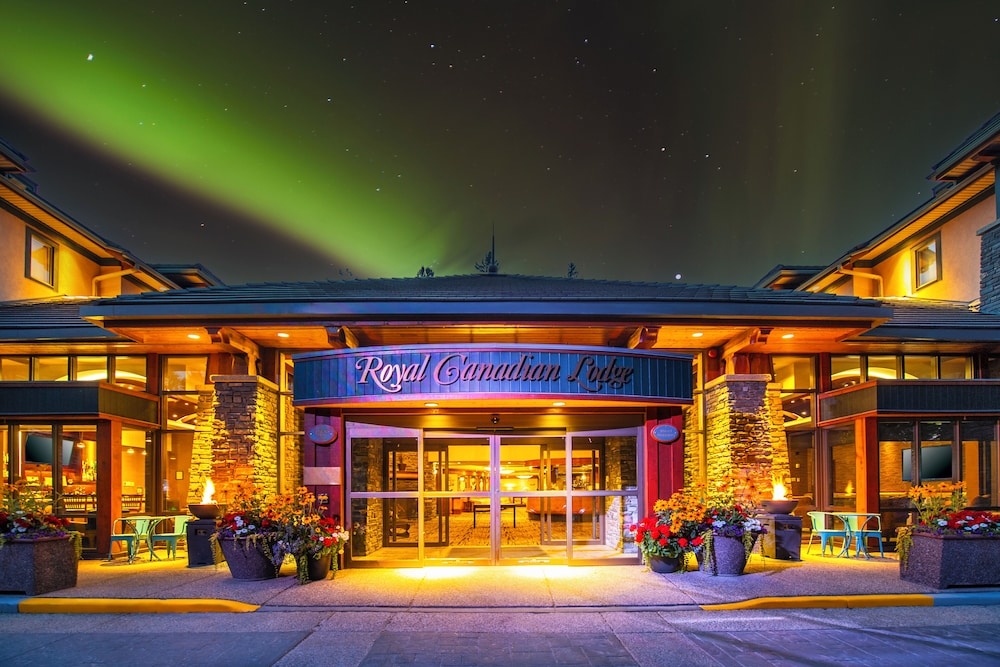 숙박 시설 정면 - 저녁/밤