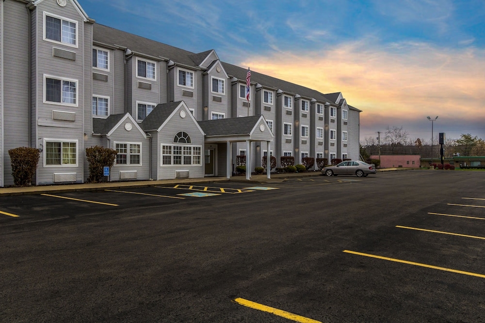 숙박 시설 정면 - 저녁/밤