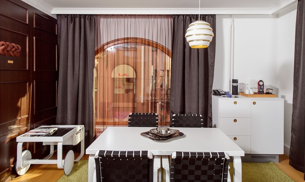 객실 내 식사 공간