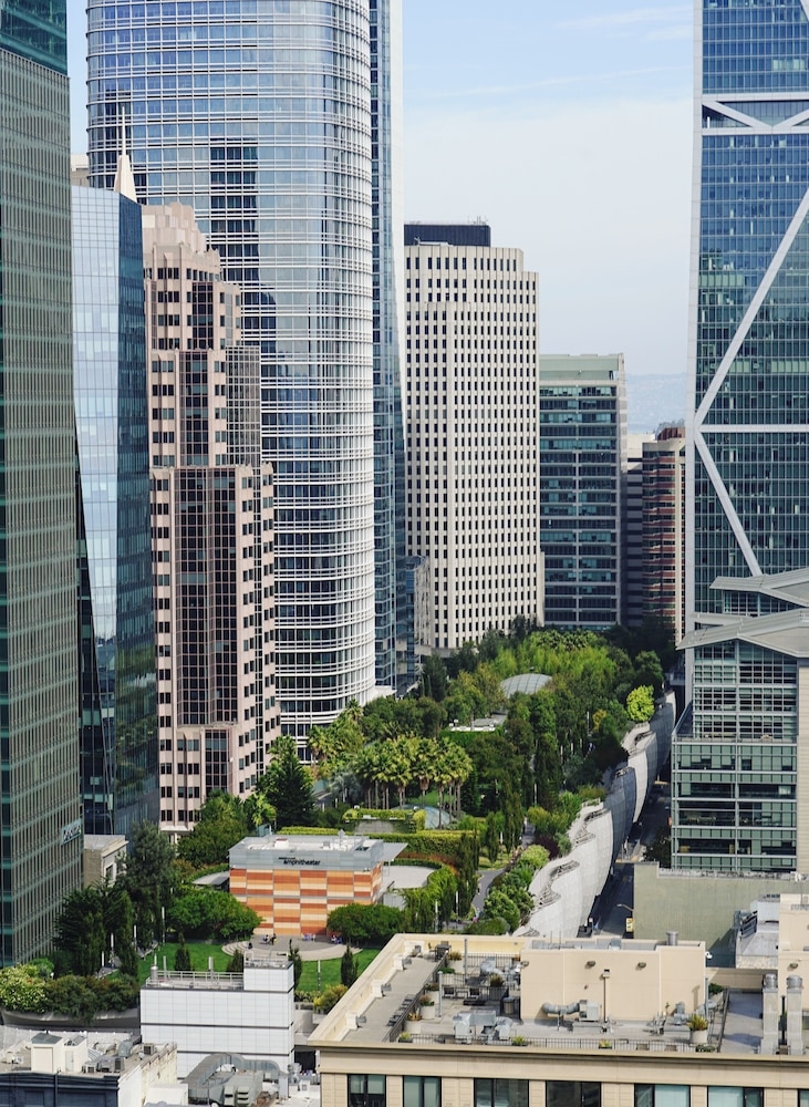 숙박 시설에서 보는 시내 전망