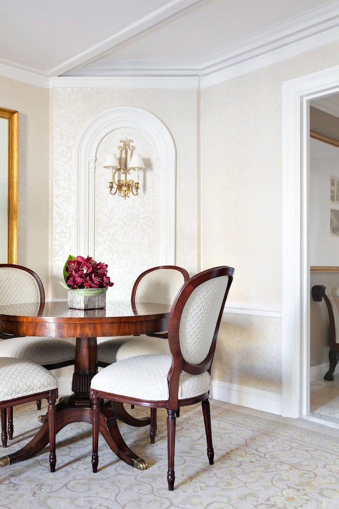 객실 내 식사 공간