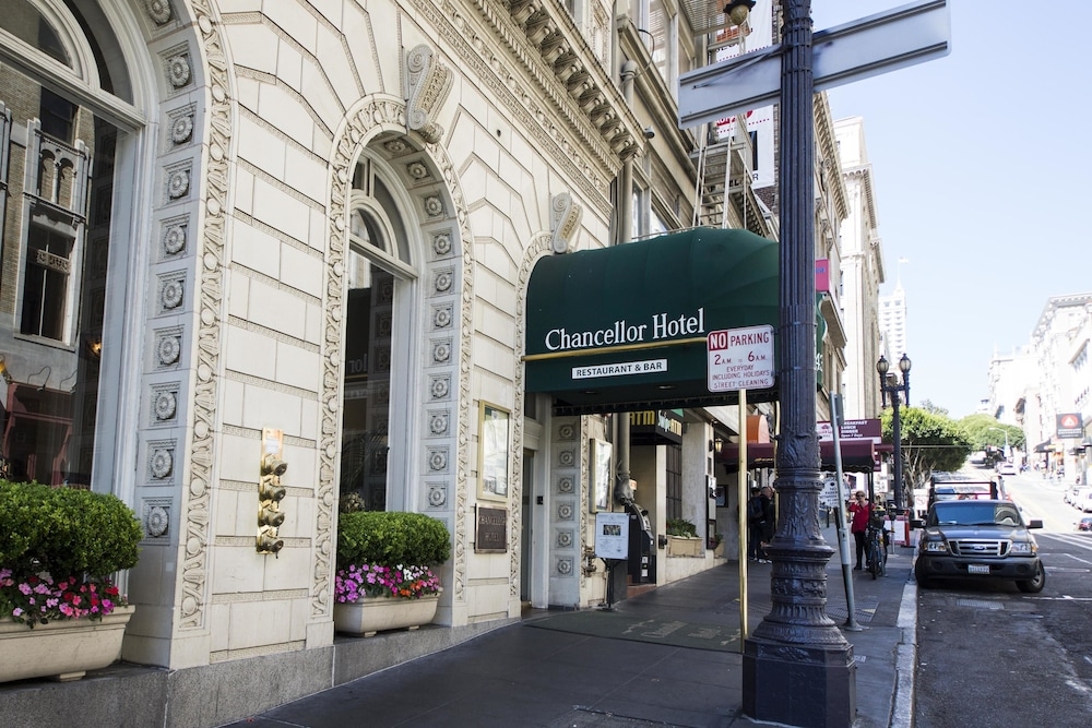 숙박 시설 정면