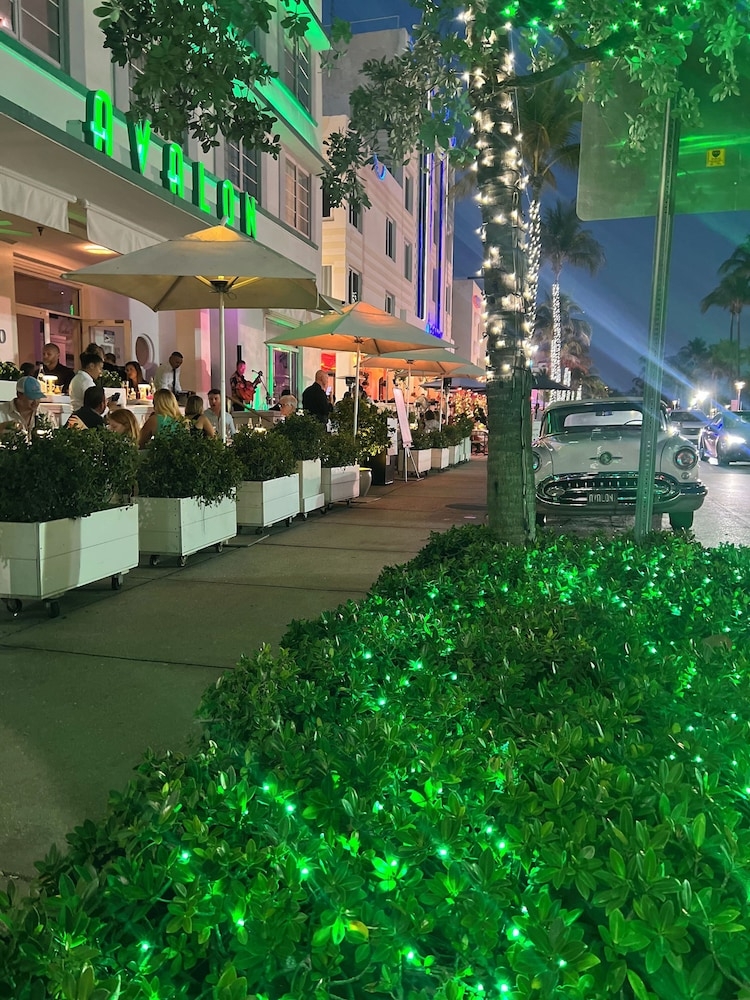 숙박 시설 정면 - 저녁/밤