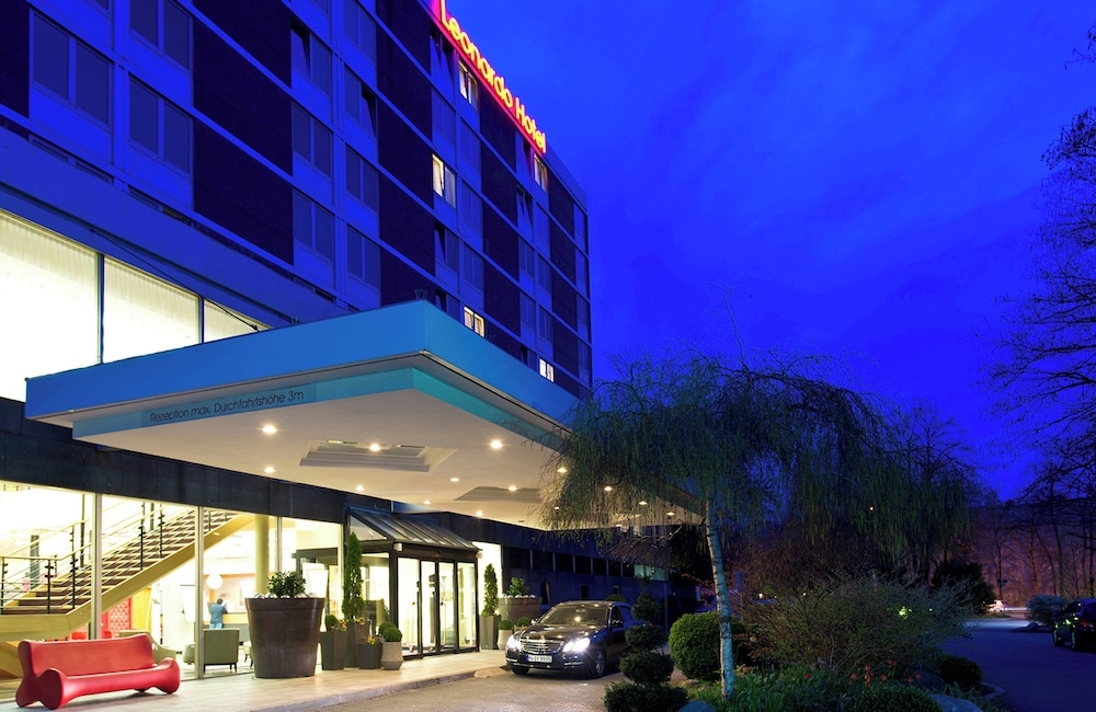 숙박 시설 정면 - 저녁/밤