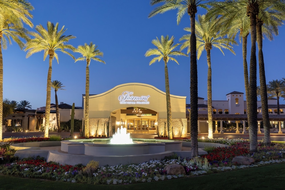 숙박 시설 정면 - 저녁/밤