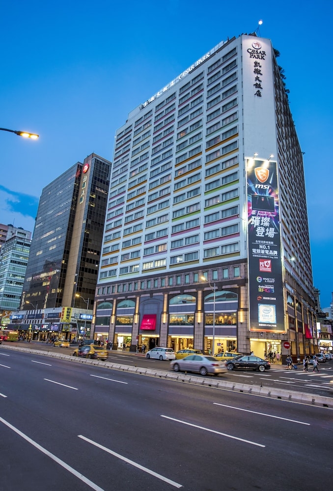 숙박 시설 정면 - 저녁/밤